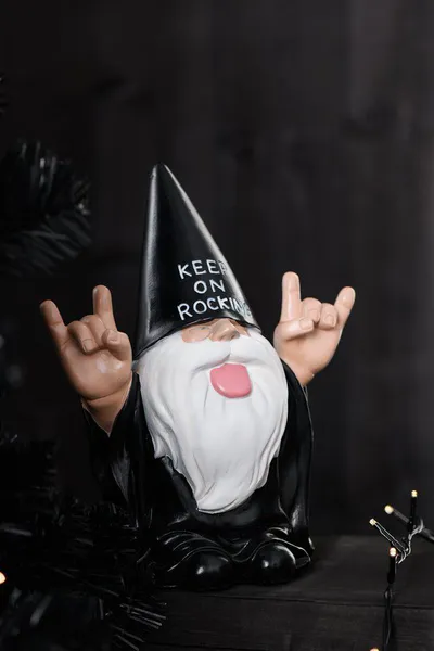 Hovedbilde Dekorasjon Keep on rocking hippie-gnom 26 cm