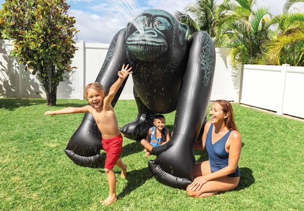 Hovedbilde Gigantisk Vannsprutende Gorilla - Sommerens ...