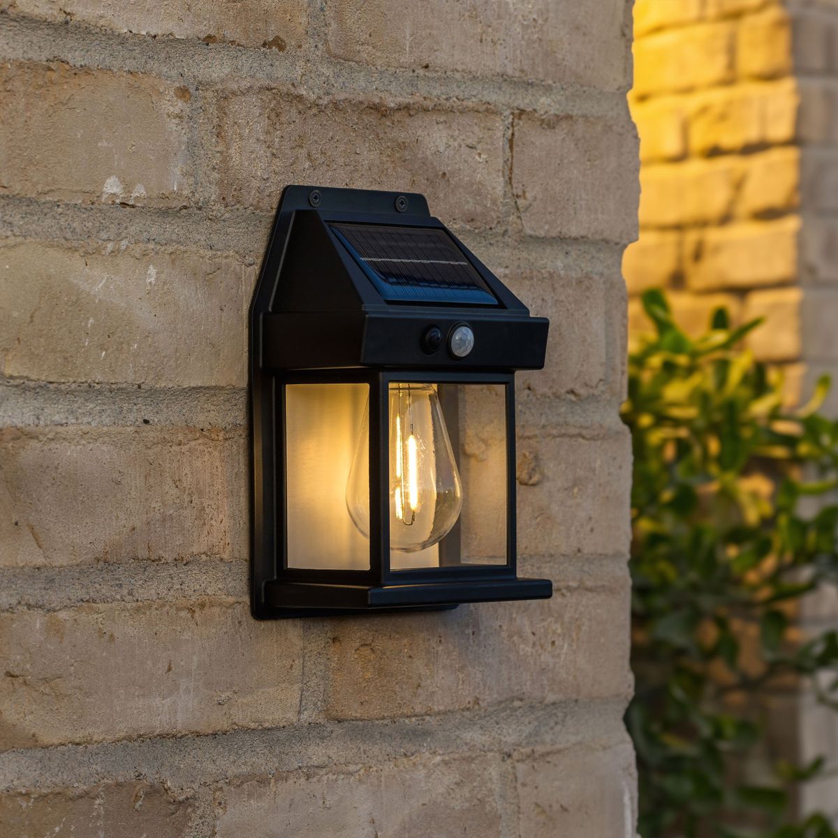 Utelampe for Vegg med Solcelledrift - Flott lampe med godt lys - BAZE - PARTIVARE